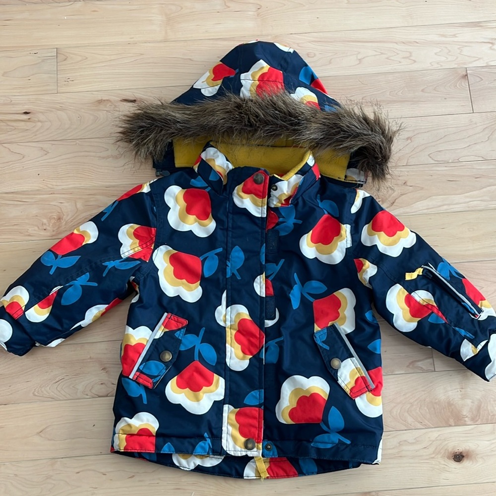 Amazing snow jacket. Has a tiny arm pocket for a ski pass even!